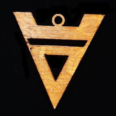 Славянский оберег Символ Велеса. Размер 5х4,8 см. Материал береза. Цвет Мокко. Шнурок в комплекте 50 см