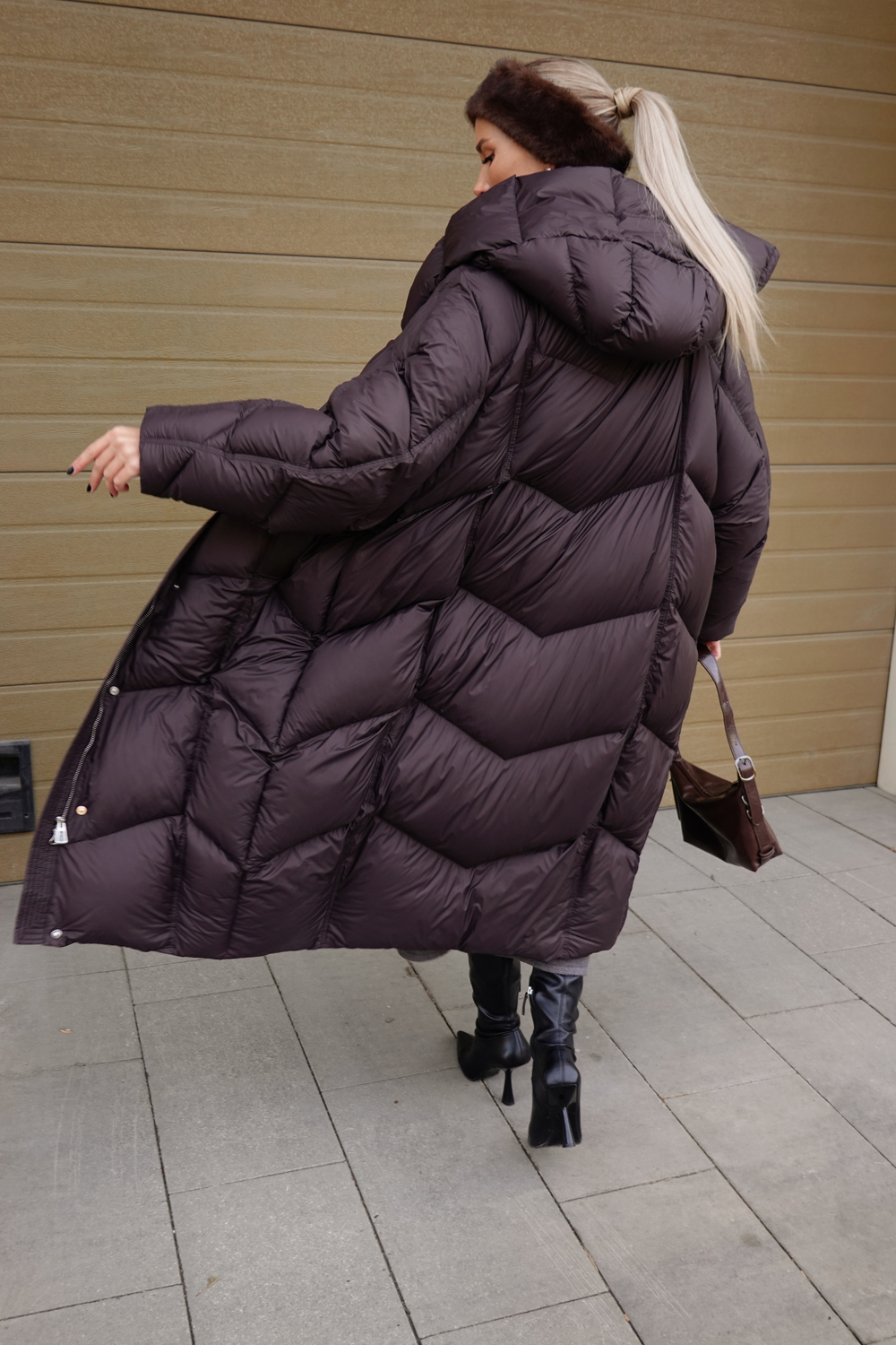 Пуховик удлиненный с капюшоном-шарфом