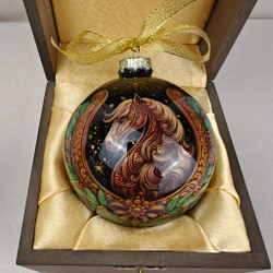 Шар новогодний с круговой росписью Палех "Конь с подковой" в футляре