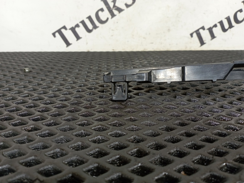 Накладка стеклоочистителя левая