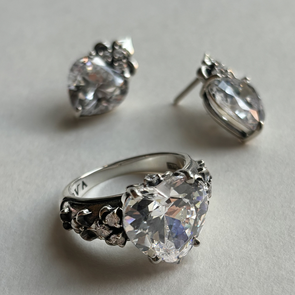 Серебряное кольцо с фианитом огранки сердце
