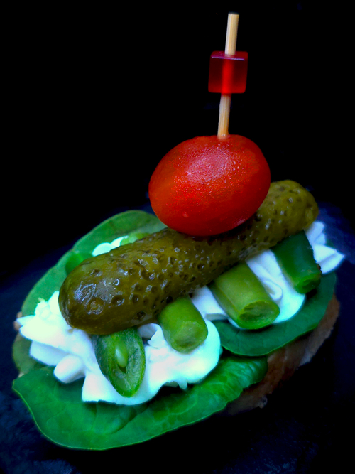 Веган брускетт с фасолью, сливочным сыром, маринованным огурцом и шпинатом