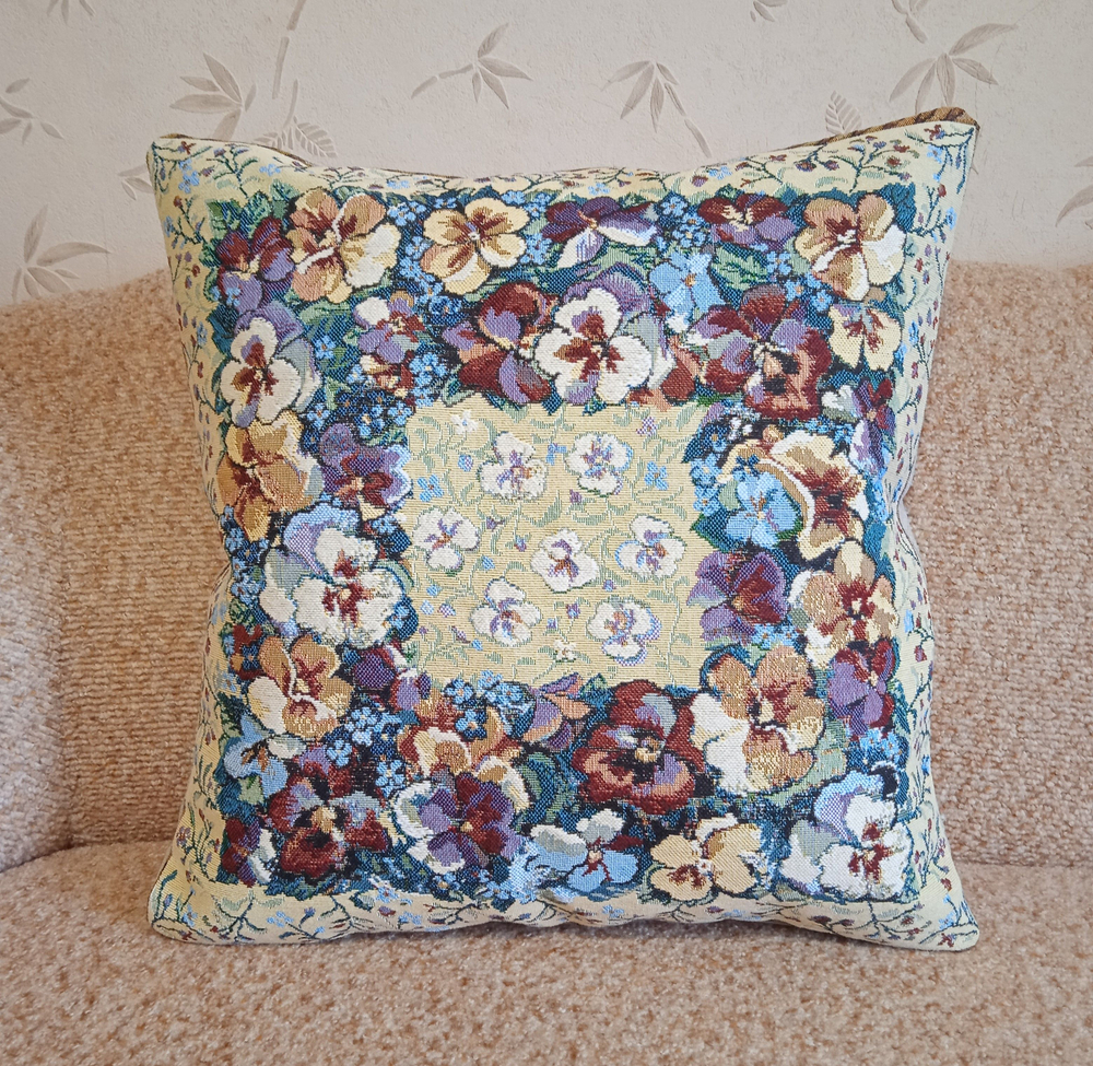 Декоративный гобеленовый чехол Анютины глазки 47х47