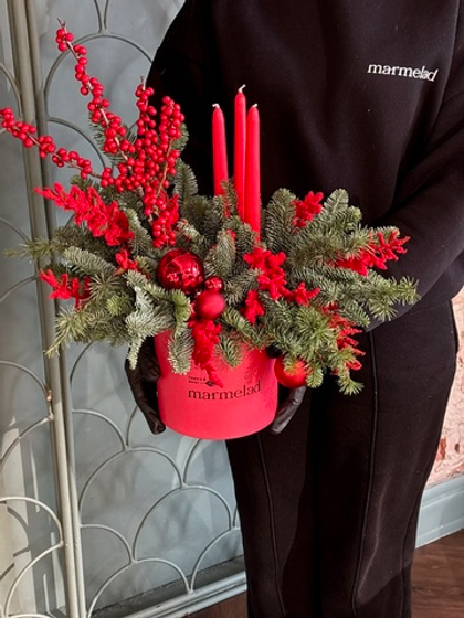 Композиция из хвои с илексом и свечами