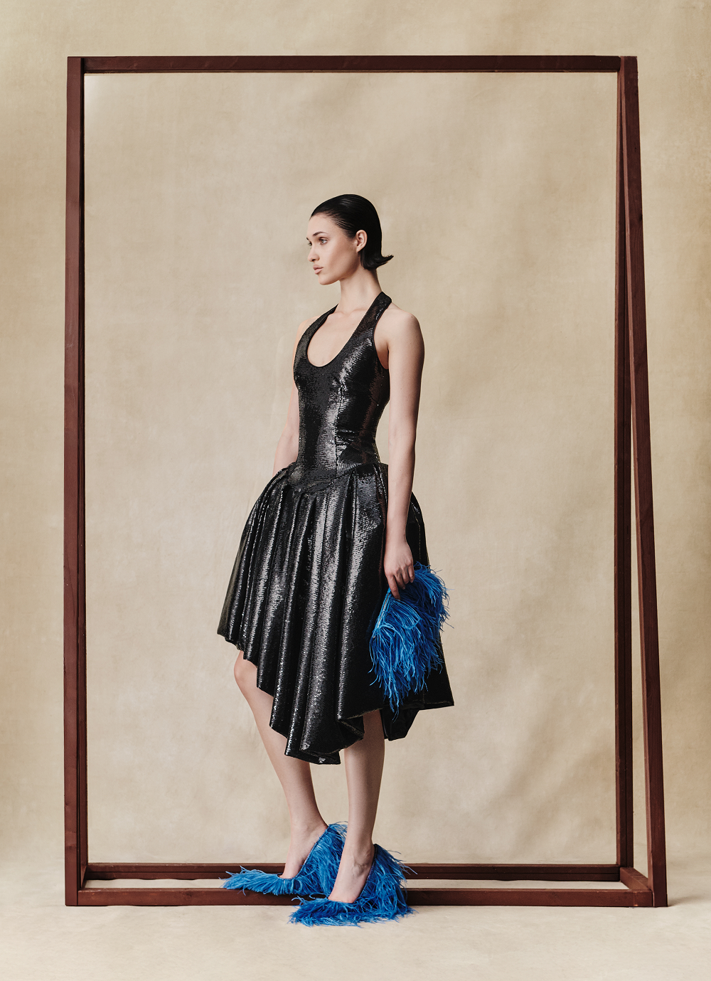 Платье миди с пайетками и асимметричной объемной юбкой