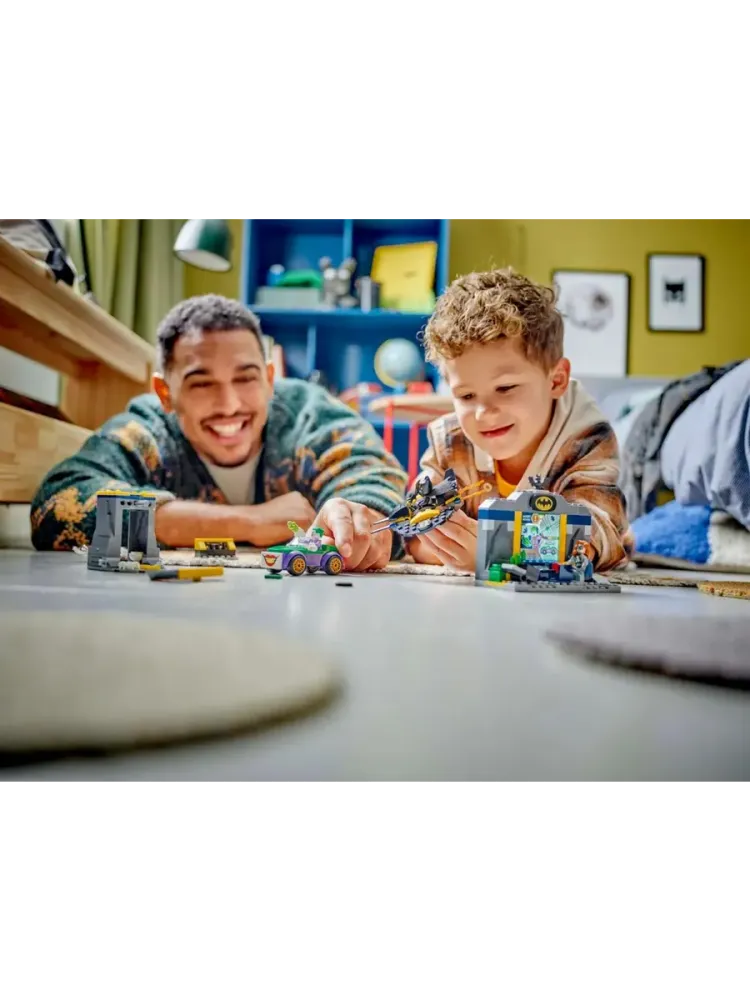 Конструктор Batman 76272 Бэтпещера с Бэтменом