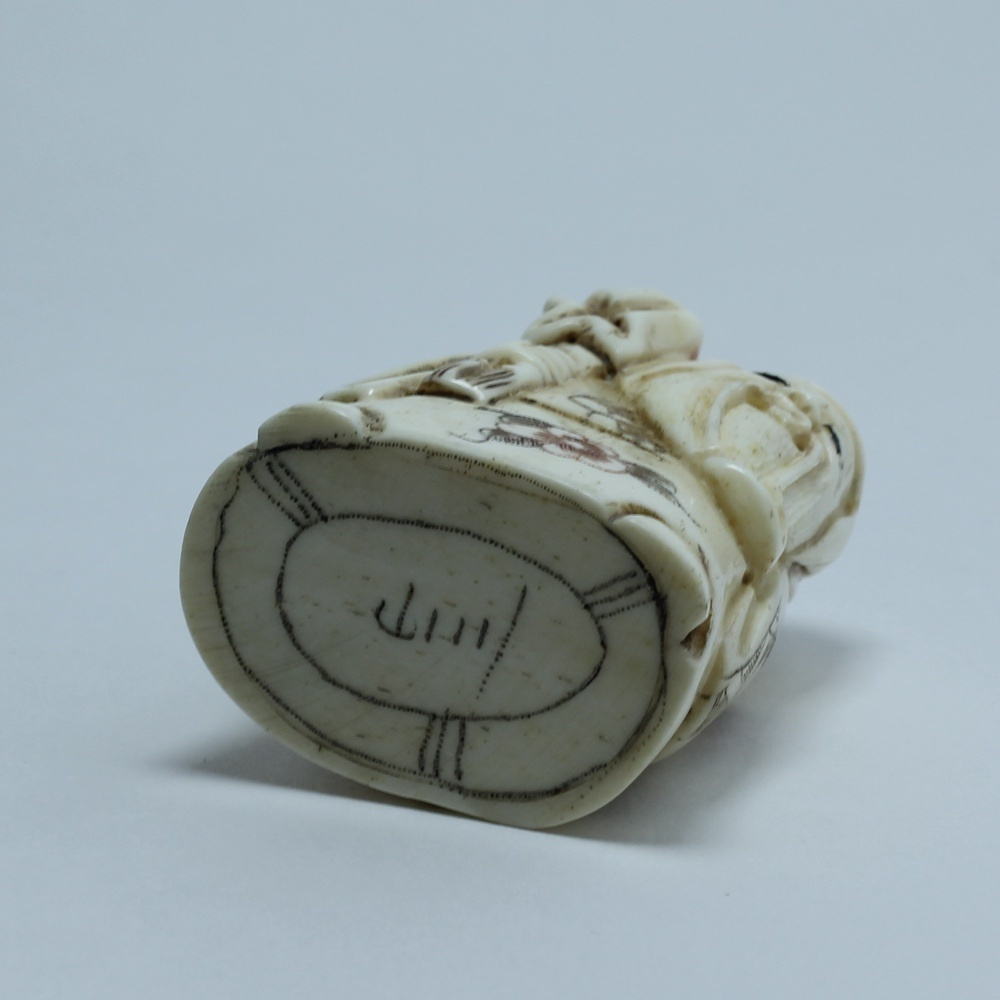 Нэцкэ Фукурокудзю с мешком риса на плече