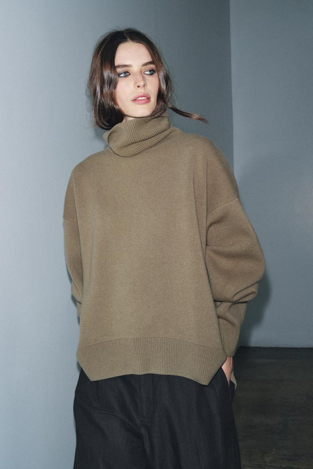 ZARA СВИТЕР ОВЕРСАЙЗ ИЗ 95% ШЕРСТИ, ЗЕЛЕНОВАТЫЙ