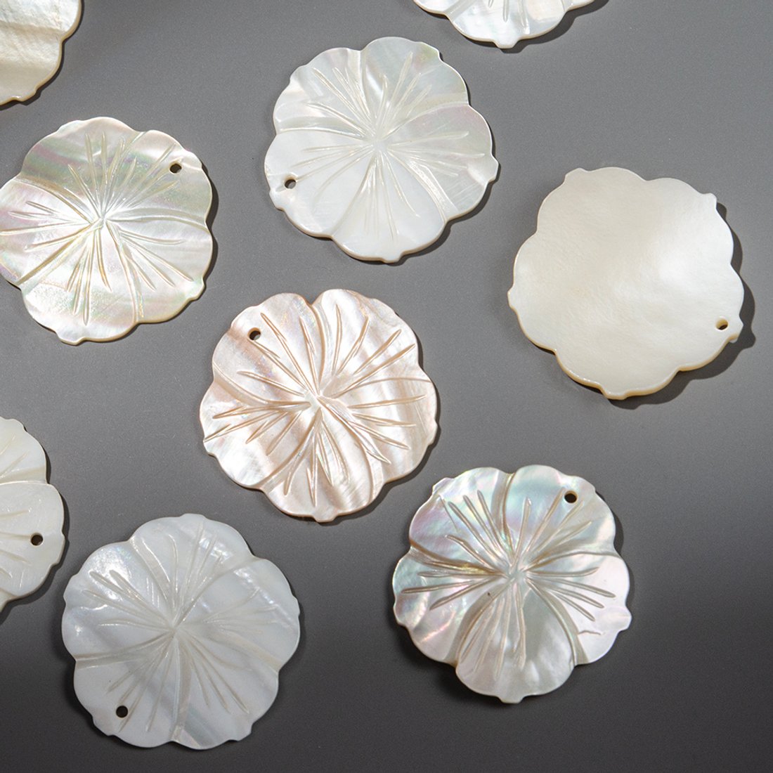 Цветок резной из перламутра речных ракушек, 31мм, белый