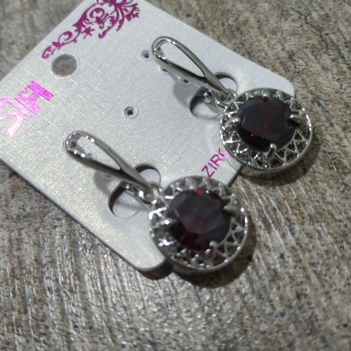 Серьги на англ.заст. Cubic Zirconia подвеска круг в объемной оправе цвет красный металл серебристый