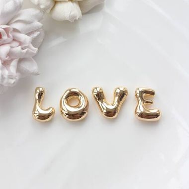Слово из букв LOVE в золоте
