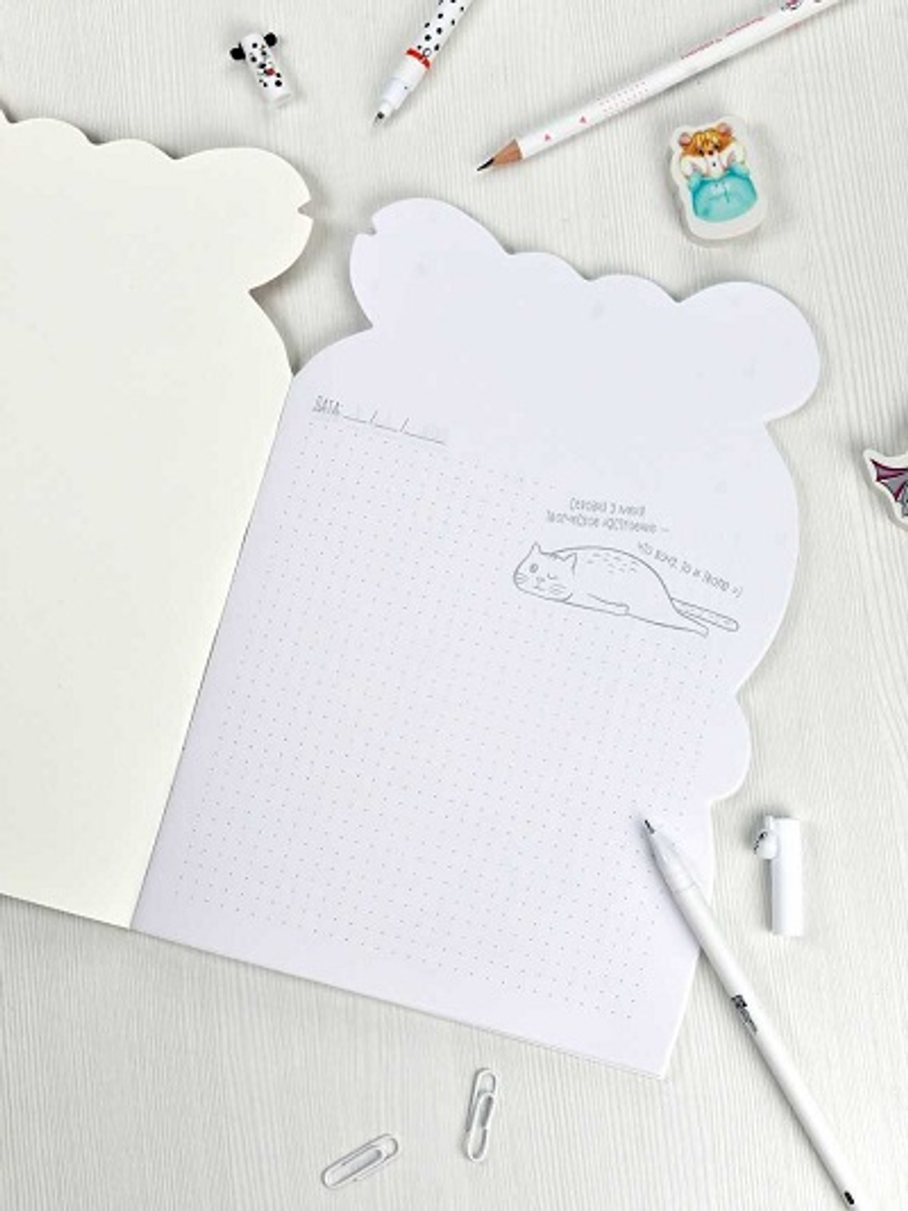 Тетрадь 40л арт. 62327/25/ИСПУГАННЫЙ ХОМЯК /180х255 мм, фигурная вырубка, мягкий переплёт (2 скобы). вн.блок - белый офсет, точка. Обложка - мелованный картон 190 г/м²,