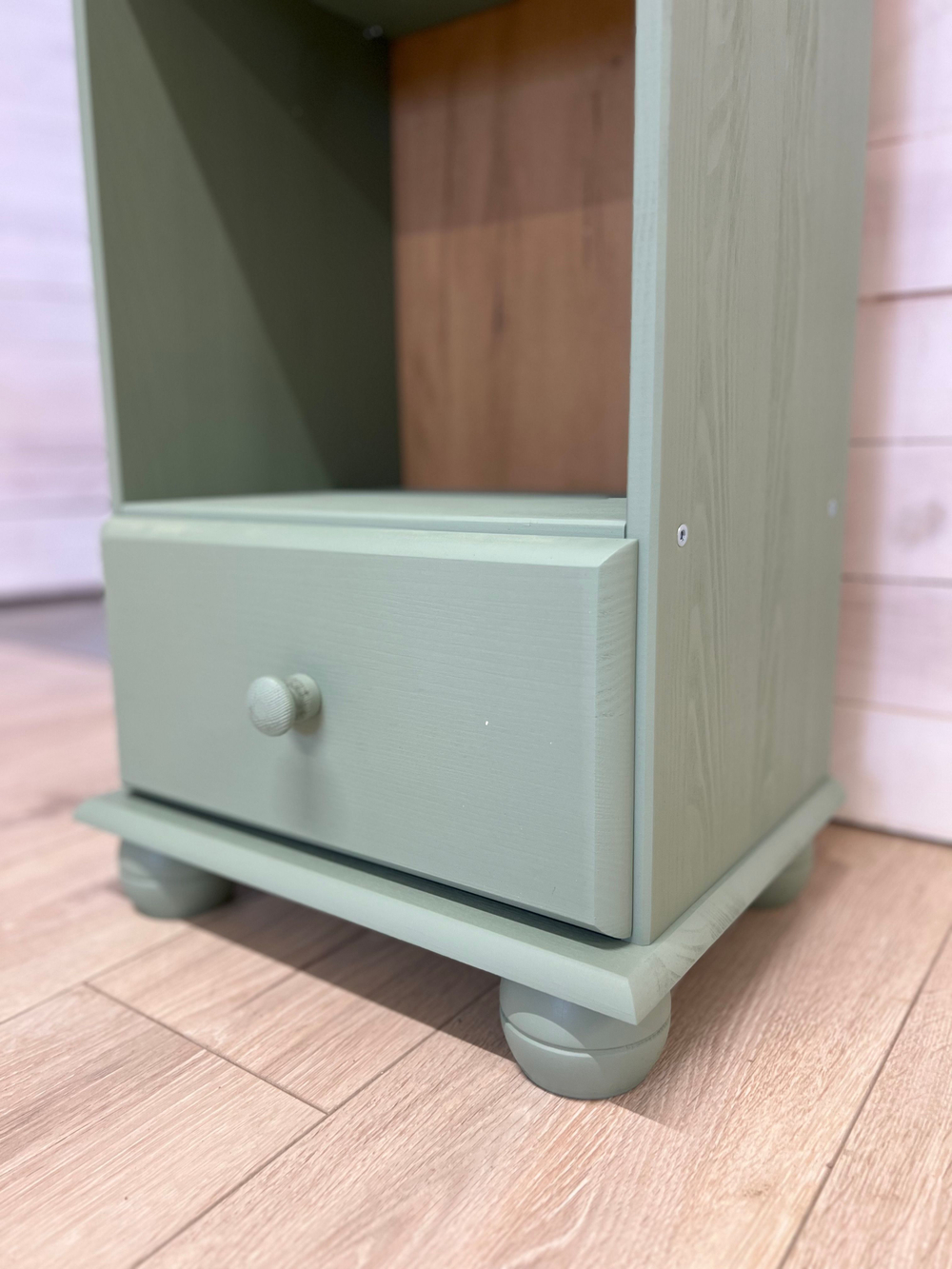 Стеллаж 40х32х182, Бритта, деревянный, с ящиком для вещей и полками, массив сосны, зеленый эвкалипт, Dipriz