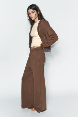 ZARA БРЮКИ ИЗ МЯГКОЙ ТКАНИ С ЭФФЕКТОМ ПОТЕРТОСТИ И ЗАКЛЕПКАМИ, ТЕМНО-КОРИЧНЕВЫЙ