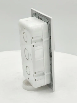 Блок Выключатель трехклавишный + розетка с заземляющим контактом скрытой установки белый 3В-РЦ-695