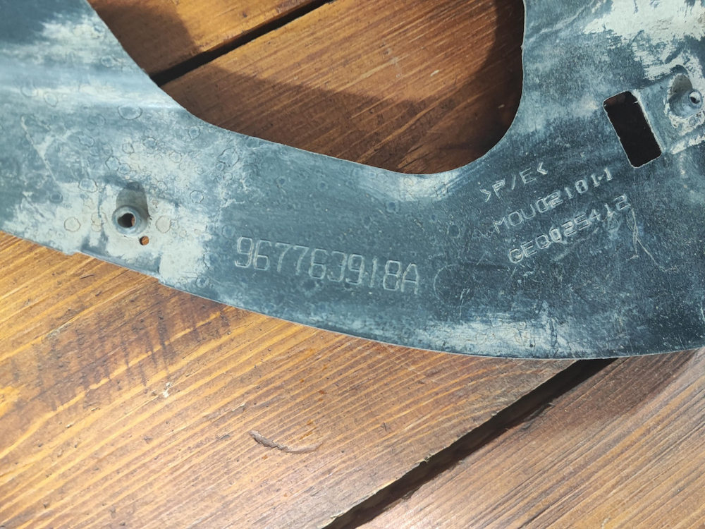 Подкрылок передний левый Peugeot 2008  Б/У Оригинал 967763918A