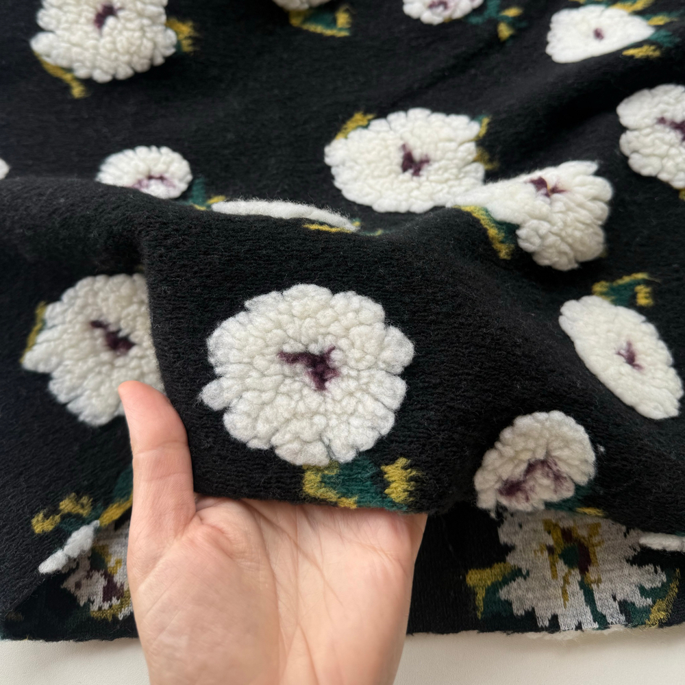 Трикотажное полотно с объемными цветами (чёрный фон)