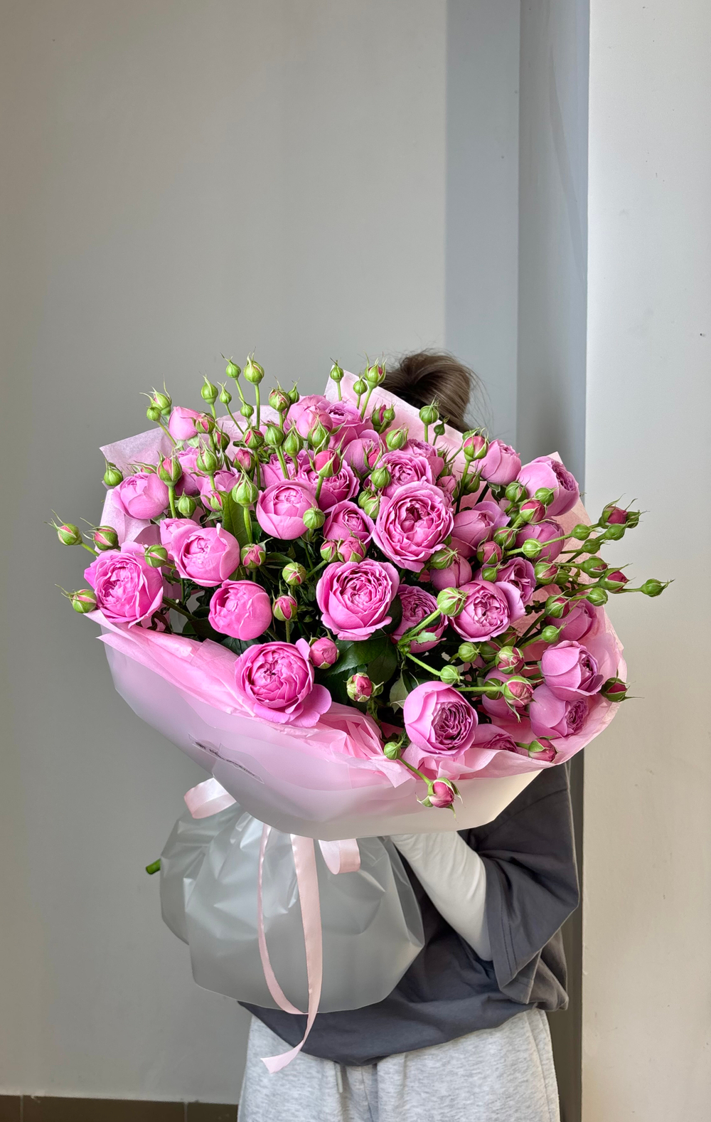 Букет из ярких кустовых роз