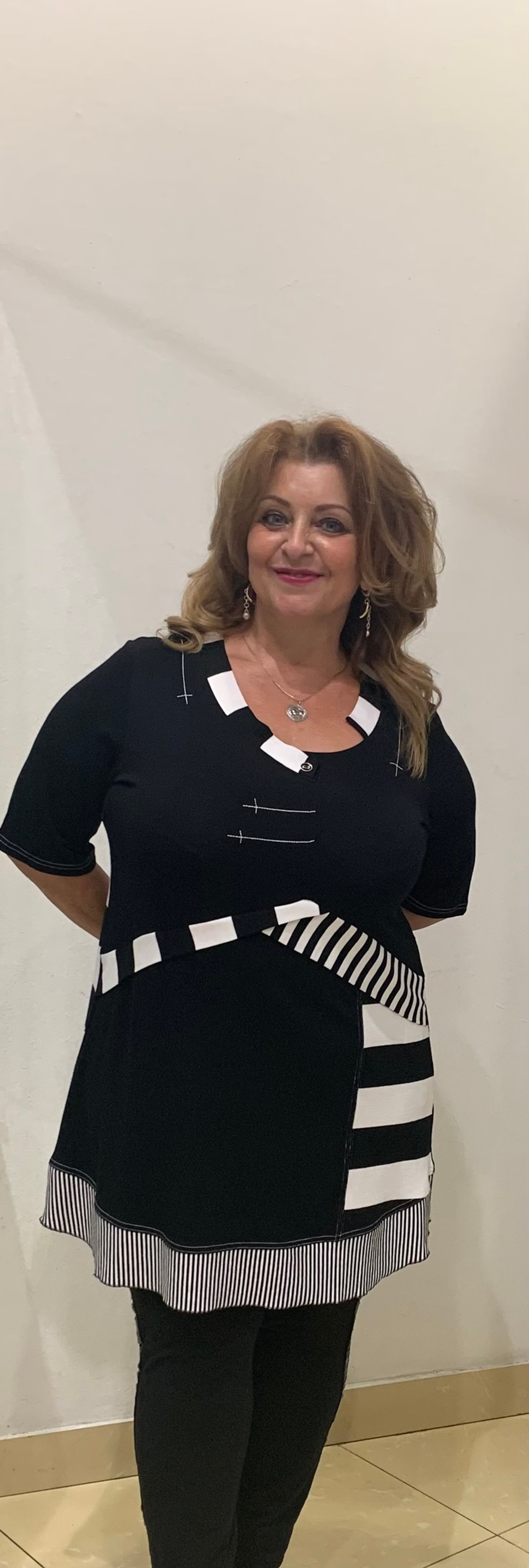 Нарядный черный блузон-туника с белыми вставками