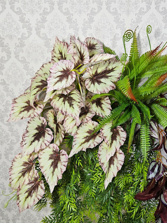 Искусственная зелень в деревянном настенном кашпо