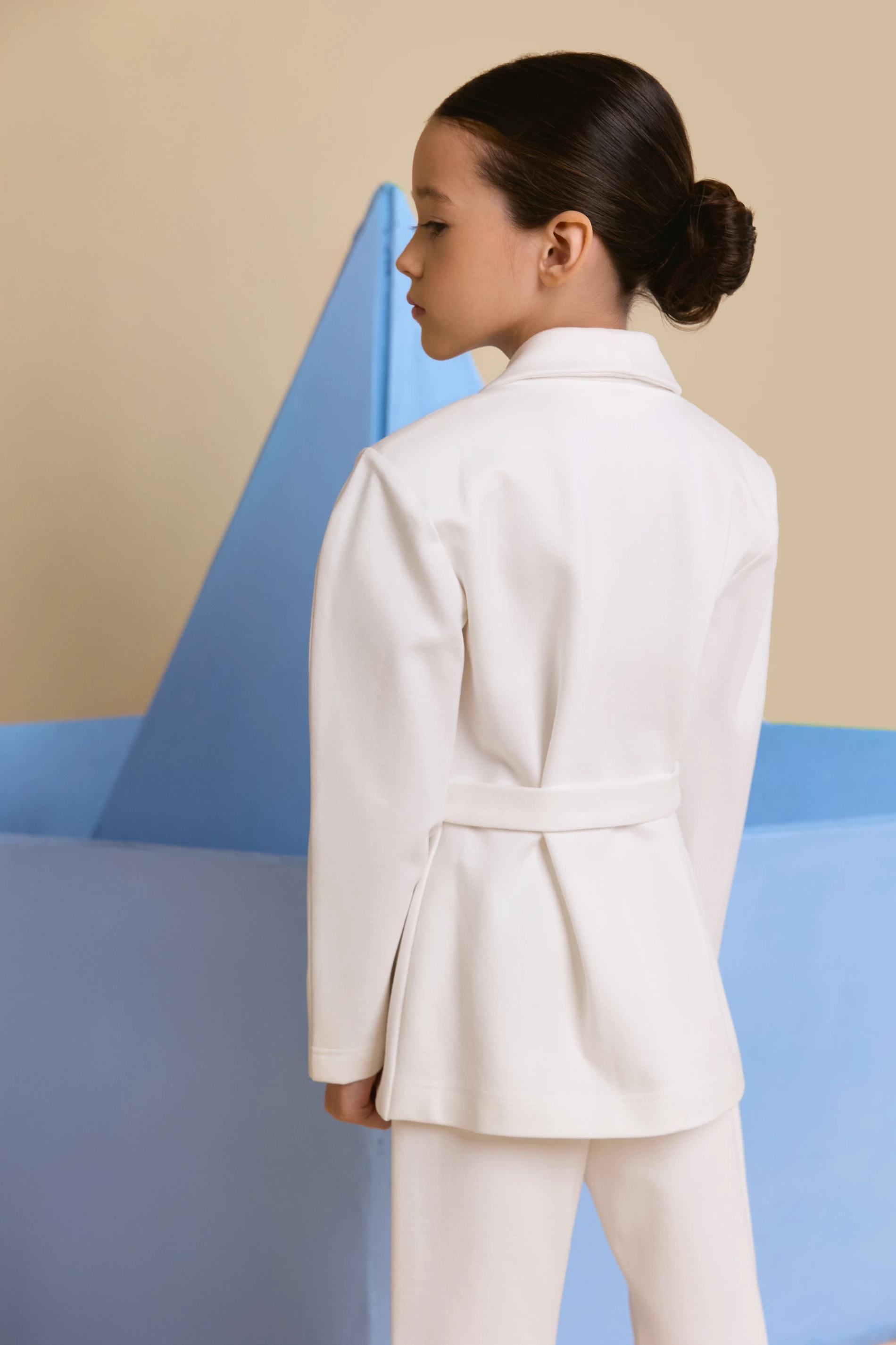 Костюм брючный из Джерси белый с баской