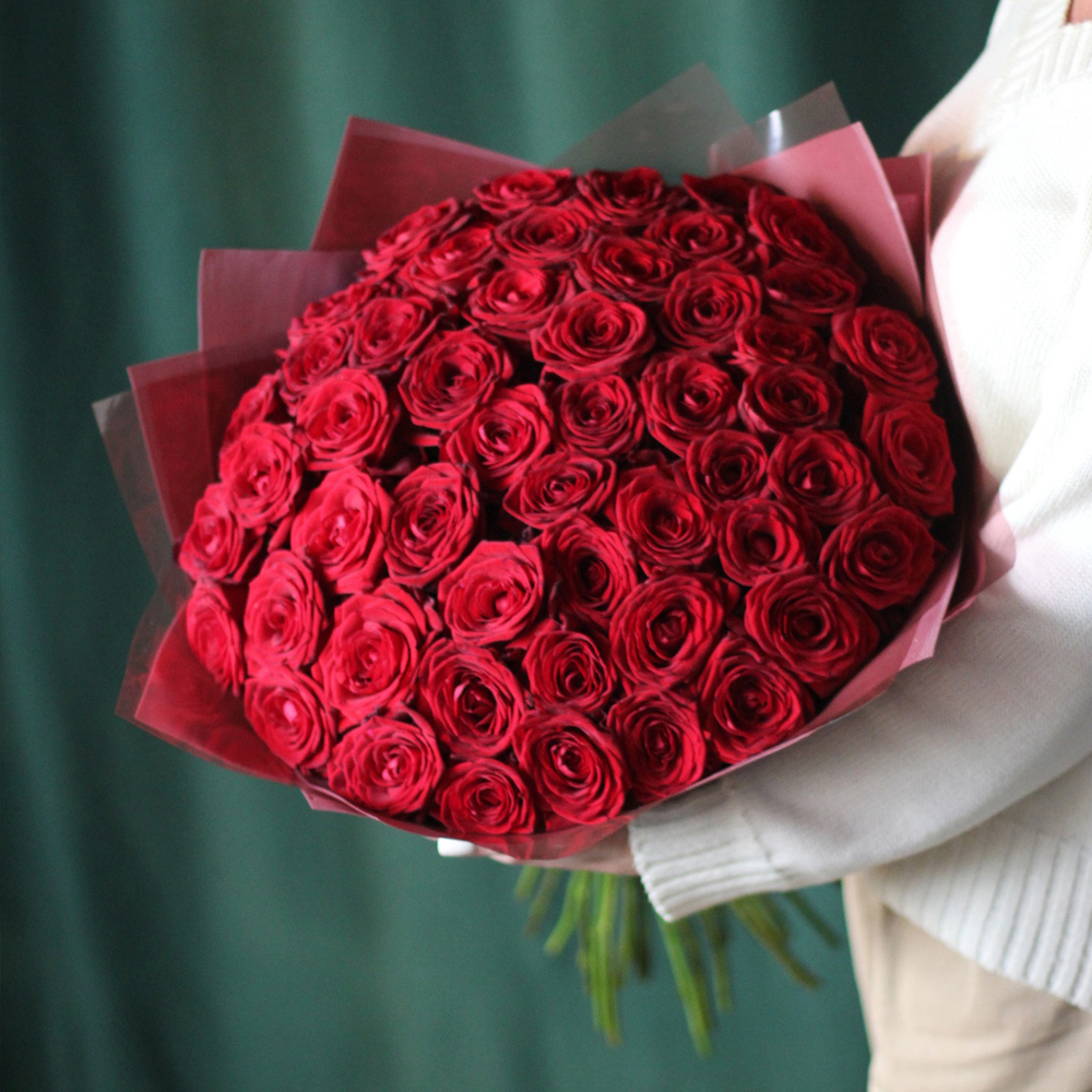 Букет из красных роз в упаковке