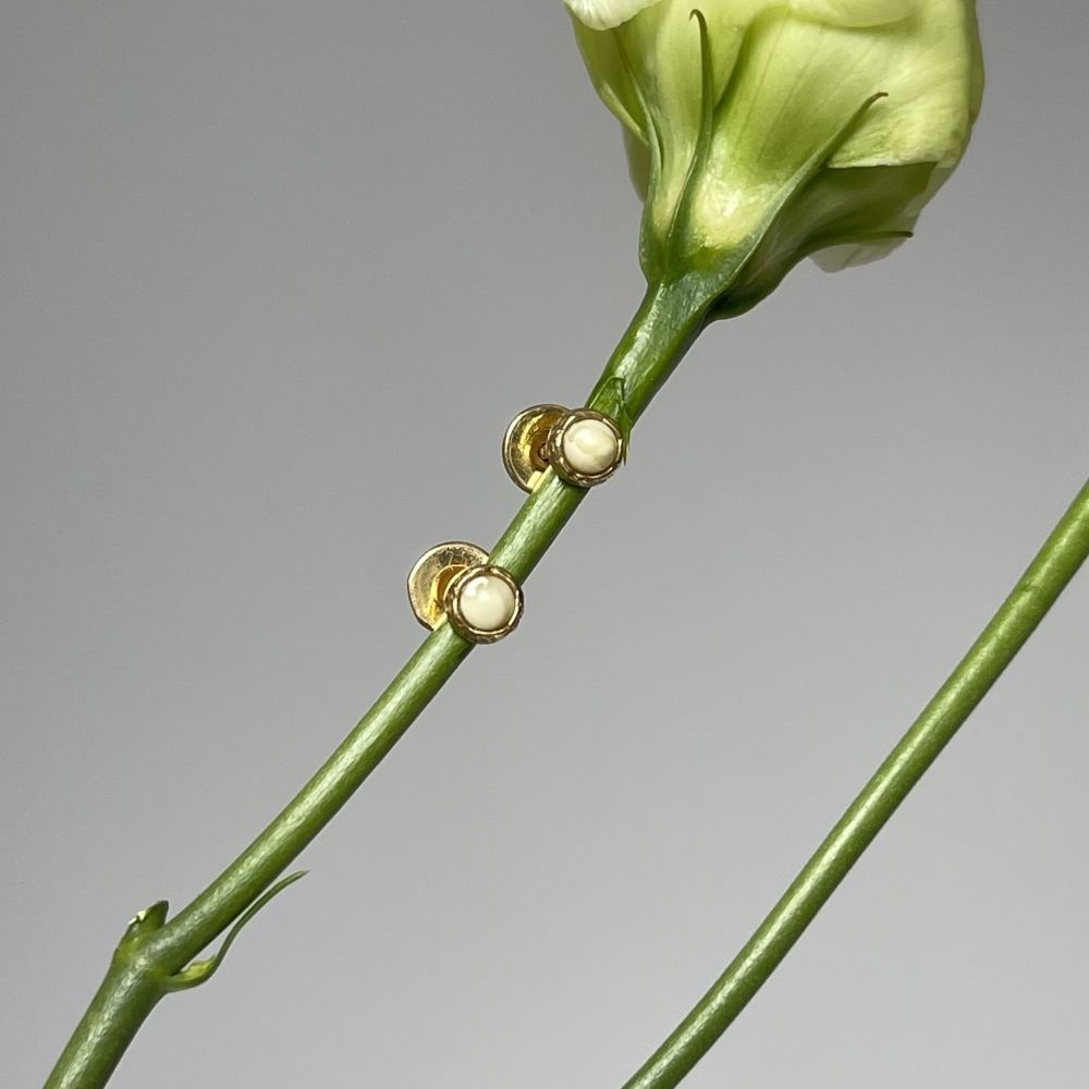 Пусеты битые с молочным янтарем, позолота