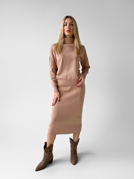 Костюм из свитера под горло на манжете и удлиненной юбки на резинке