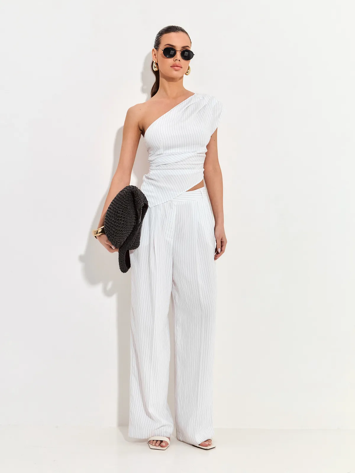 Брюки в полоску белые