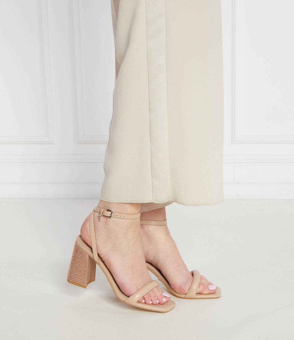 Кожаные босоножки на каблуке Guess - бежевый(FLJGEL LEA03)