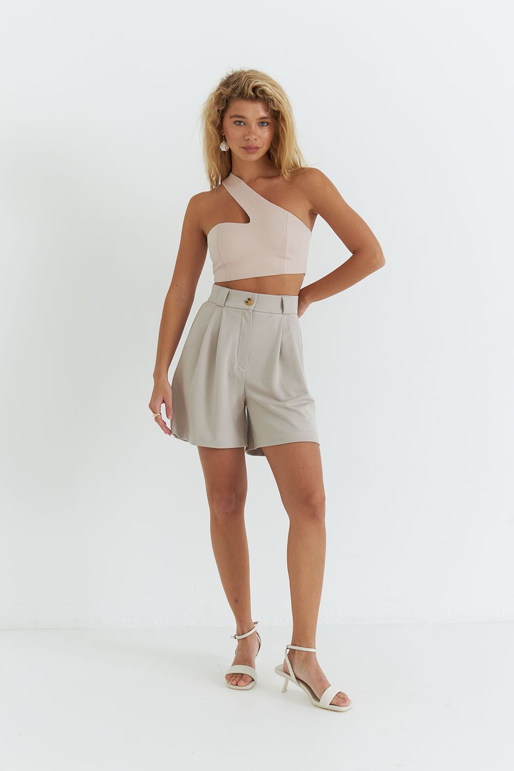 Шорты с защипами бежевого цвета