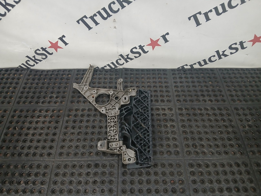 Кронштейн подножки левый