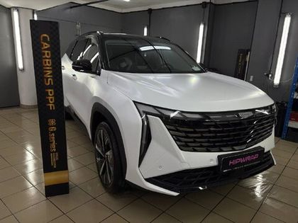 GEELY ATLAS в новом стиле  матовый белый низ + классический чёрный глянцевый верх