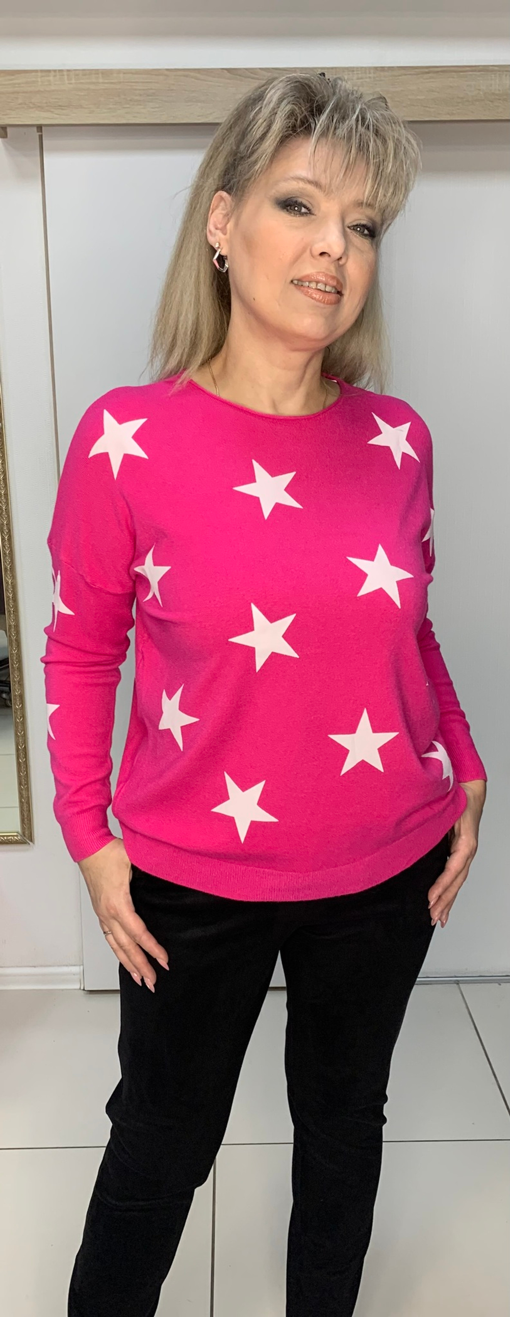 Тонкий джемпер с белыми звездами.