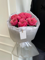 Авторский букет моно из розы яркого оттенка