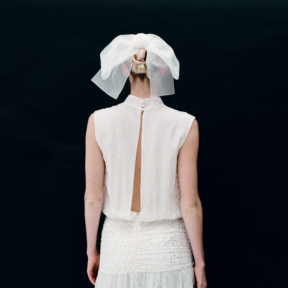 Бант объемный с лентами и белой розой