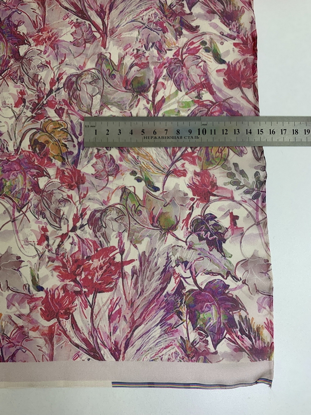 Шифон принт, silk, листья, ветки фиолет/фуксия на кремовом RH D9C2
