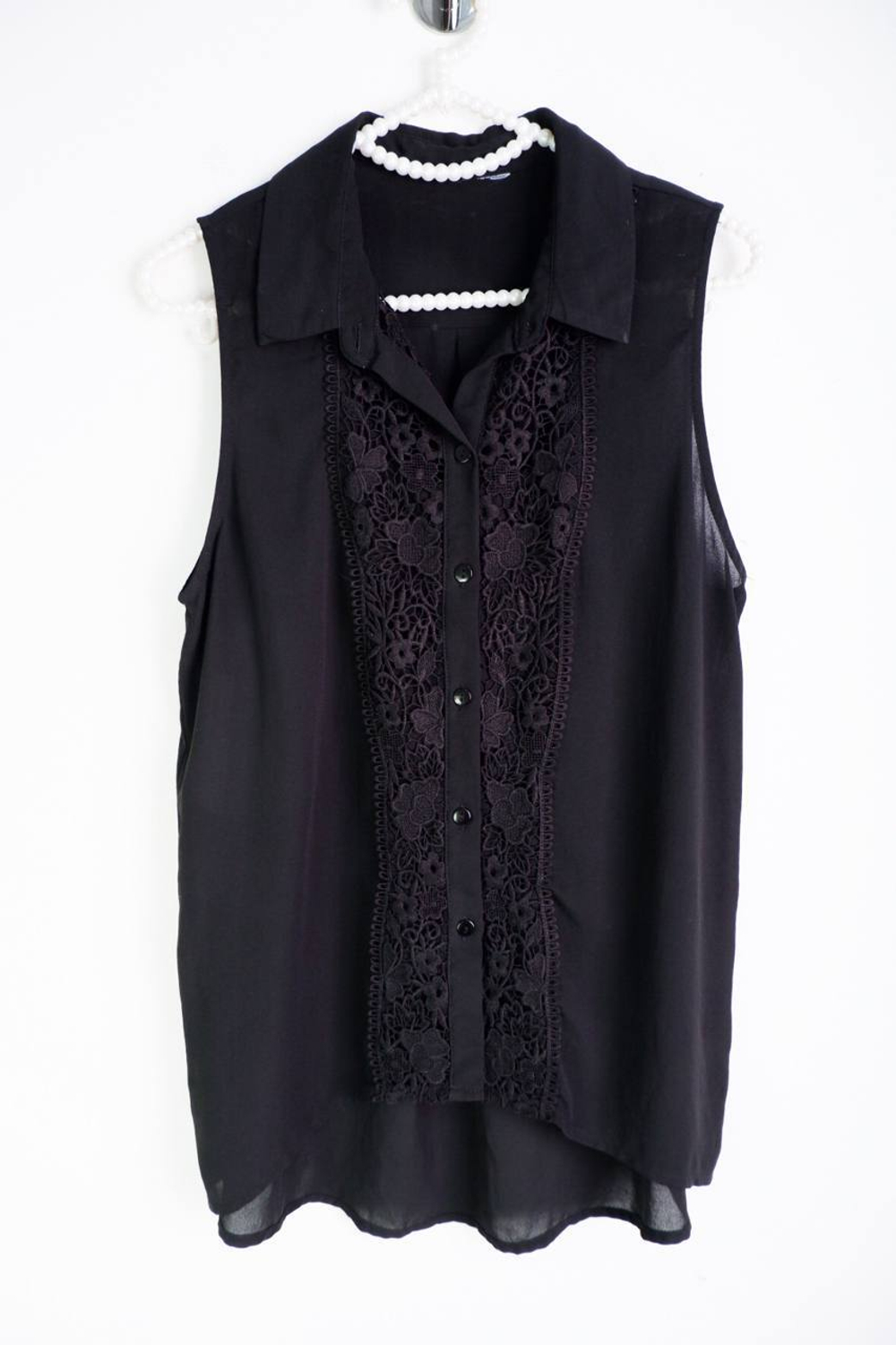 Блузка в лаконичном дизайне, визуально на 46 размер