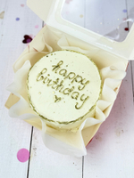 Бенто торт на день рождения с золотой надписью “Happy Birthday”