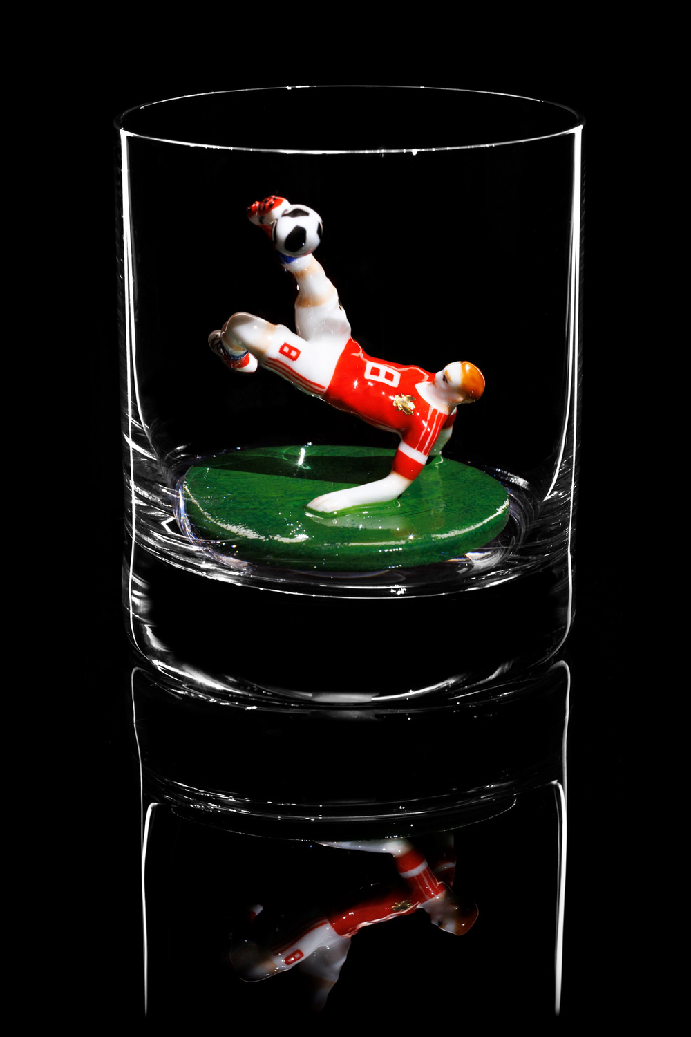 Подарочный набор из двух бокалов для виски в ореховой упаковке. «Футболисты. Два игрока».