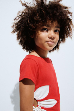 ZARA ФУТБОЛКА С ЦВЕТОЧНЫМ ПРИНТОМ И ВЫРЕЗАМИ, КРАСНЫЙ