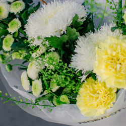 134. Суперстойкий букет в весенних оттенках с ветками вишни