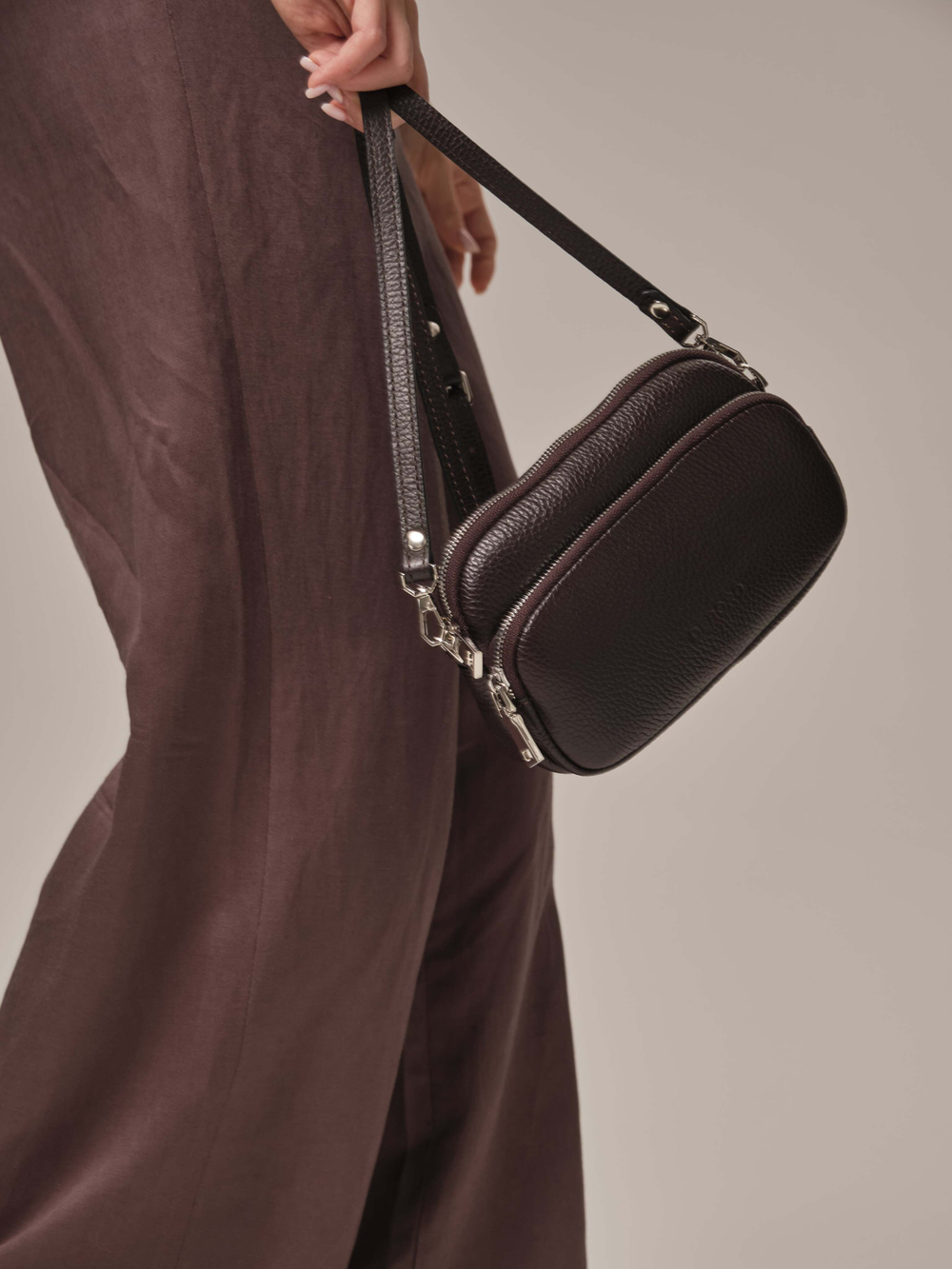 Сумка кожаная кросс-боди темно-коричневый