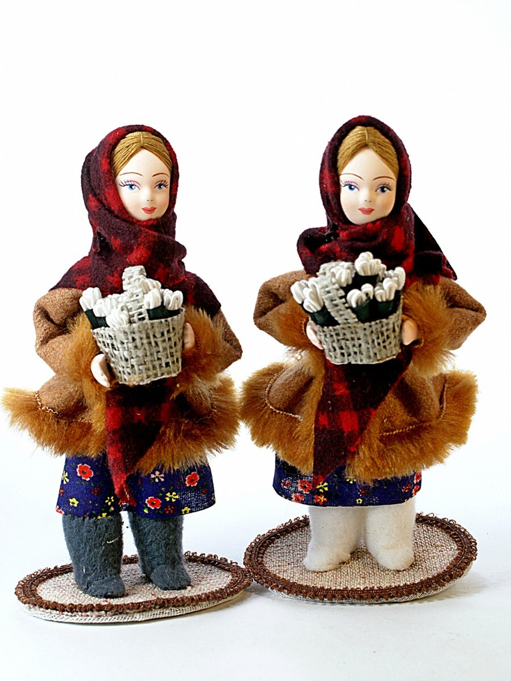 Кукла фарфоровая Девочка с корзиной подснежников