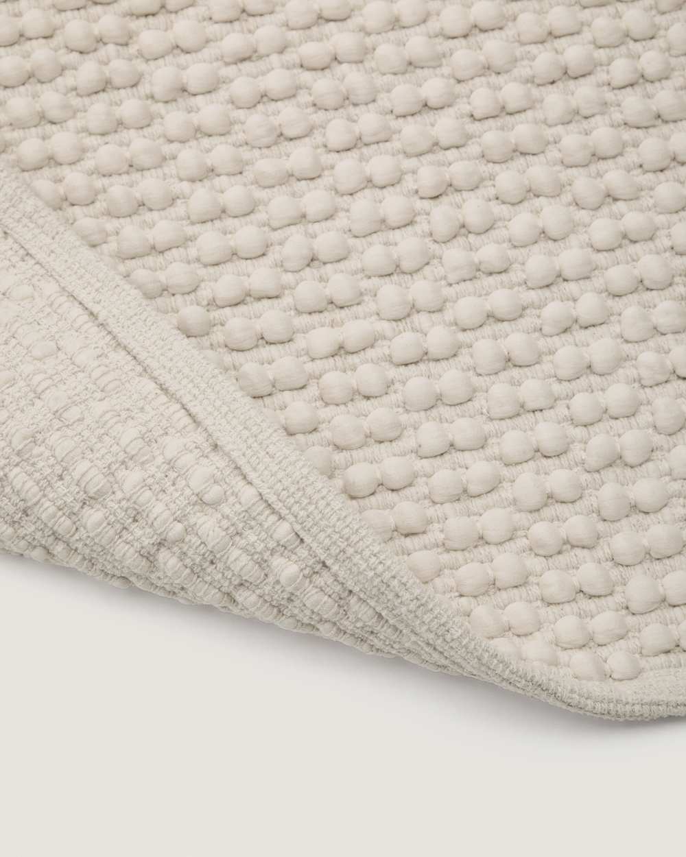 Ковер Mascarell из хлопка и полиэстера белого цвета 70 x 140 см