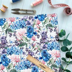 Ткань барби разноцветные ирисы и смородина на белом фоне