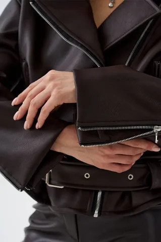 Косуха из экокожи шоколадного цвета