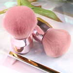 Большая круглая кисточка для макияжа розовая