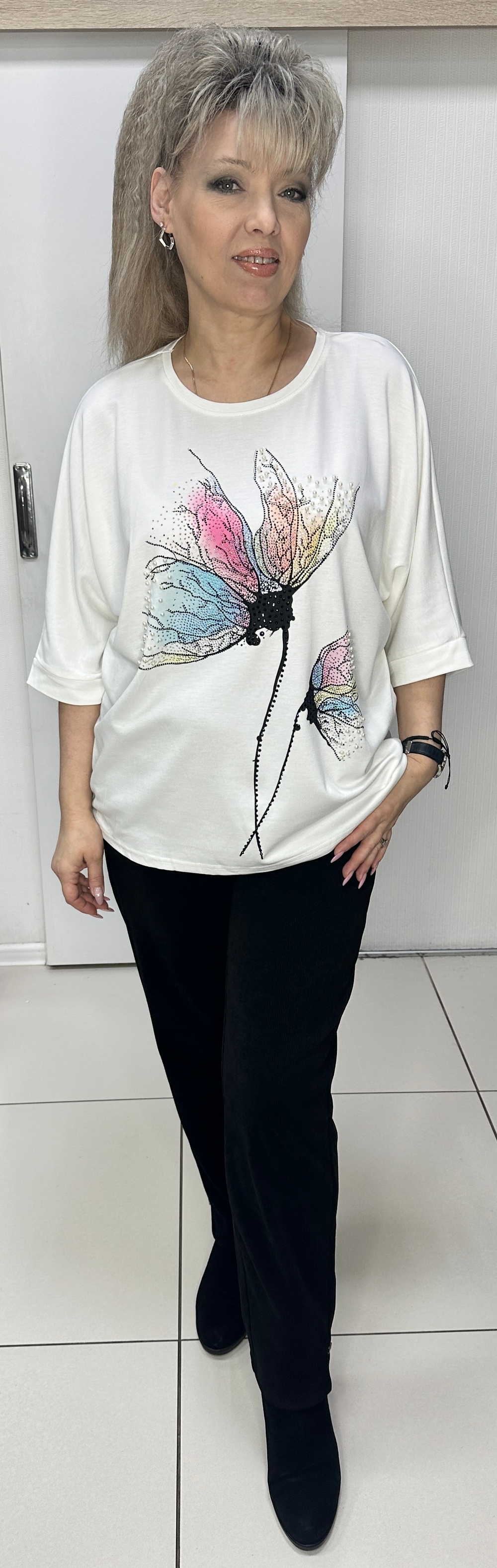 Белый блузон с цветным и стразовым принтом