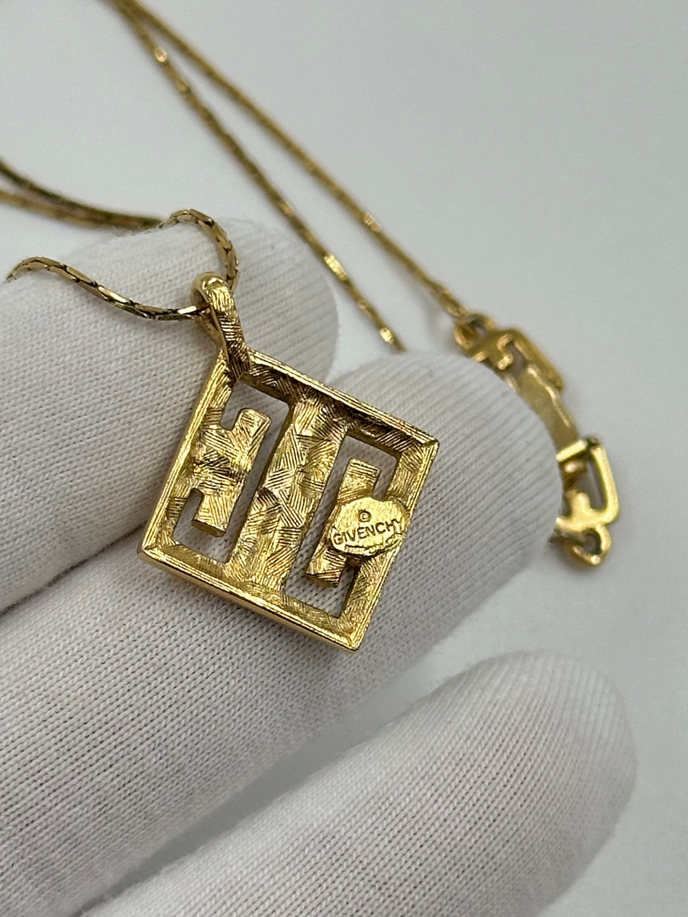 Кулон-лого с кристаллами Givenchy